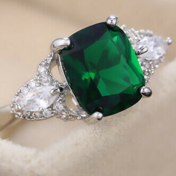 New 925 Sterling silver diamond Emerald stone Ring - Picture 3 of 4